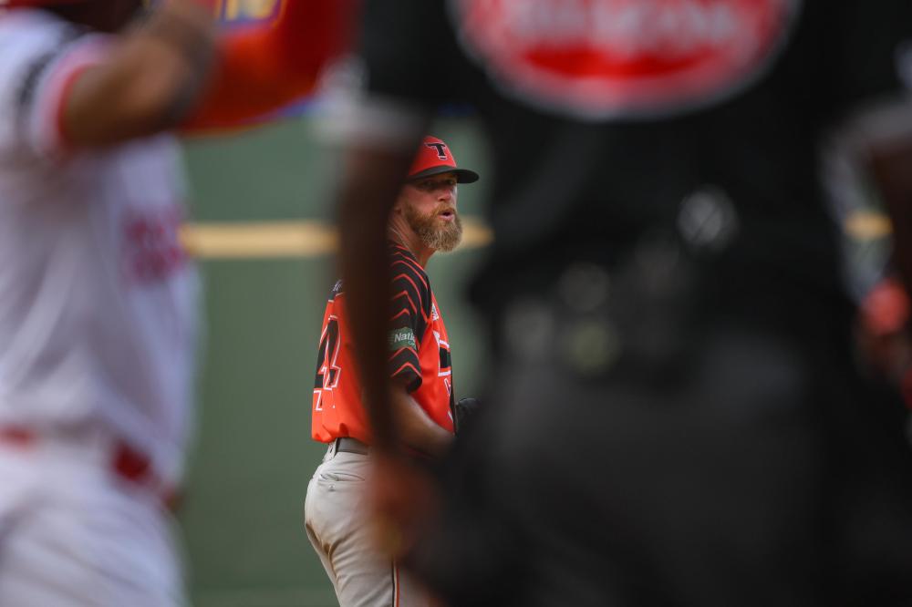 Evan Grils lanz&oacute; seis entradas en blanco, permiti&oacute; apenas un hit y retir&oacute; a los &uacute;ltimos 15 bateadores que enfrent&oacute;, pero los Toros del Este cayeron 2-0 ante los Leones del Escogido en el Estadio Quisqueya Juan Marichal.