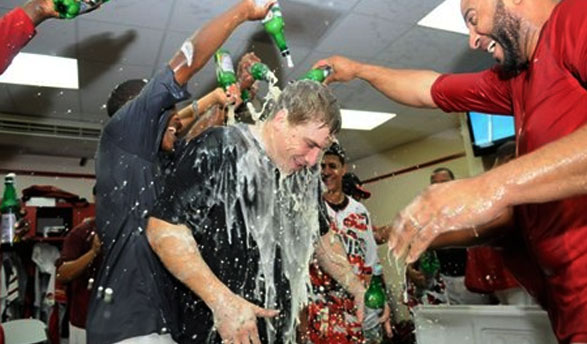 Andy Dirks es bañado de cerveza durante los festejos en el club house del Escogido