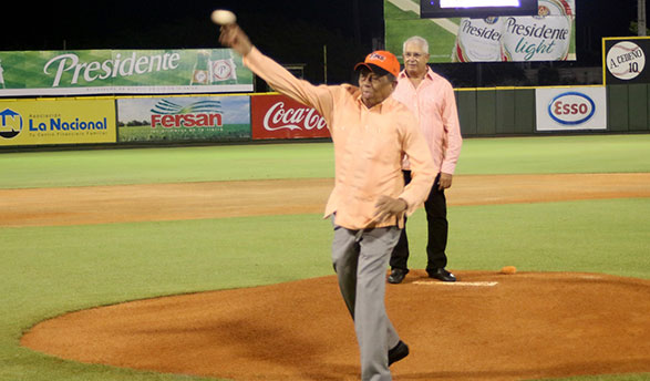 El profesor Arturo Morales realiza el lanzamiento de honor previo al partido inaugural en el estadio Francisco Micheli