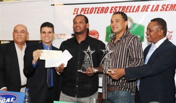 Desde la derecha, el subsecretario Heriberto Morrison, premia a Willis Otáñez y a Joselo Díaz, acompañado de Fernando Ramírez y Mickey Flaquer.