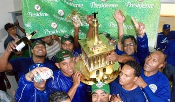 Jugadores de los Tigres del Licey celebran con el trofeo de campeones de la serie del Caribe