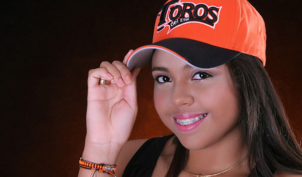 Naomy Gómez se define como una fiel y entusiasta fanática de los Toros, es hija del señor Bienvenido Gómez y la señora Kenia Alvarez de Gómez.