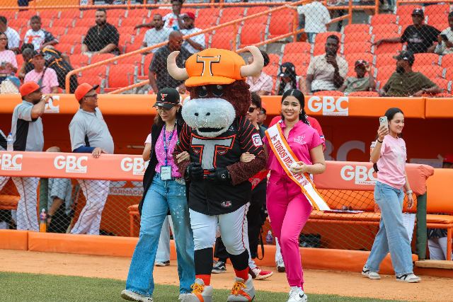 Escogido Vs Toros: Kristal Quiñones, María Pión Rijo