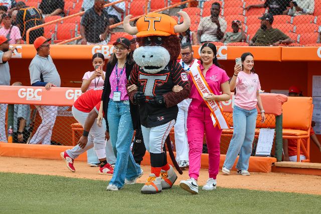 Escogido Vs Toros: Henry Rijo, Kristal Quiñones, María Pión Rijo, Mía De Aza
