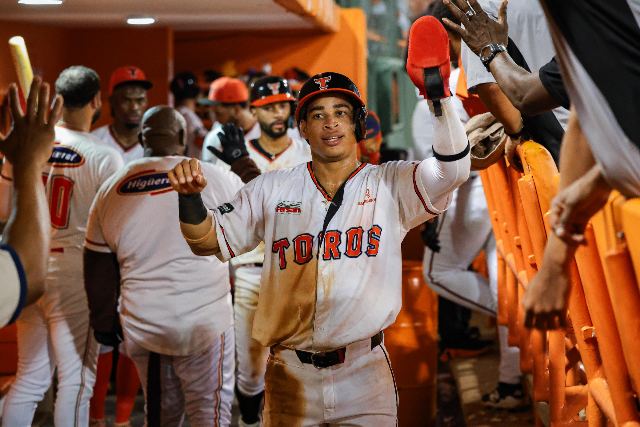 Escogido Vs Toros: Gilberto Celestino, Juan Brito
