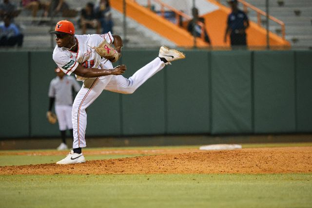 Escogido Vs Toros: Juan Carela
