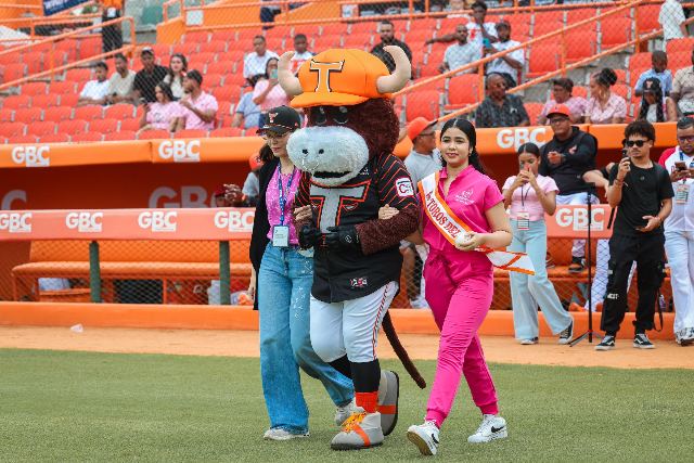 Escogido Vs Toros: Henry Rijo, Kristal Quiñones, María Pión Rijo, Mía De Aza
