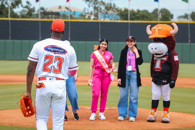 Escogido Vs Toros: Kristal Quiñones, María Pión Rijo