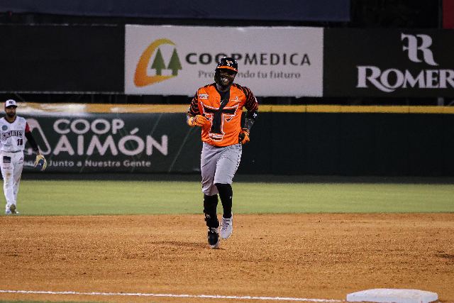 Toros Vs Gigantes: Ronny Simón