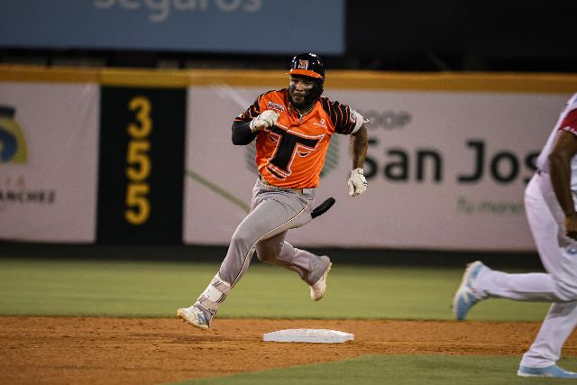 Toros Vs Gigantes: Eguy Rosario