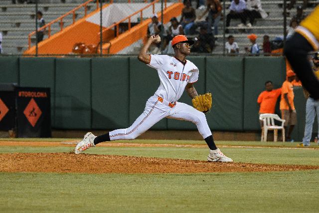 Águilas Vs Toros: Phillips Valdez