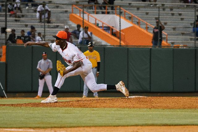 Águilas Vs Toros: Phillips Valdez