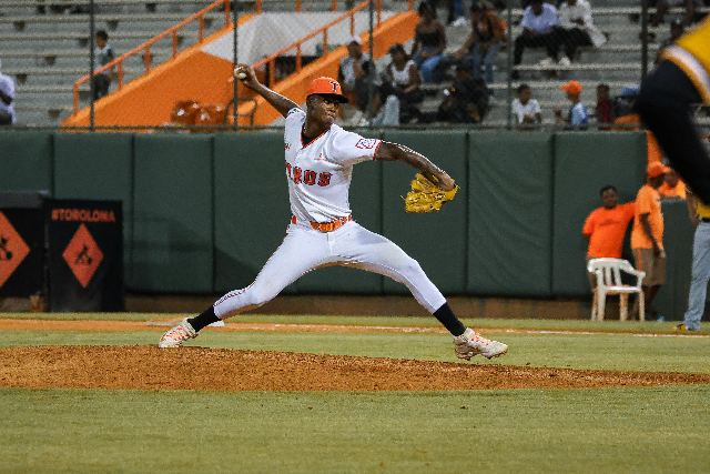 Águilas Vs Toros: Phillips Valdez