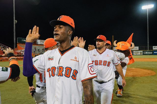 Águilas Vs Toros: Phillips Valdez