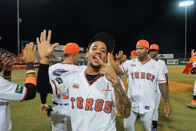 Águilas Vs Toros: Phillips Valdez