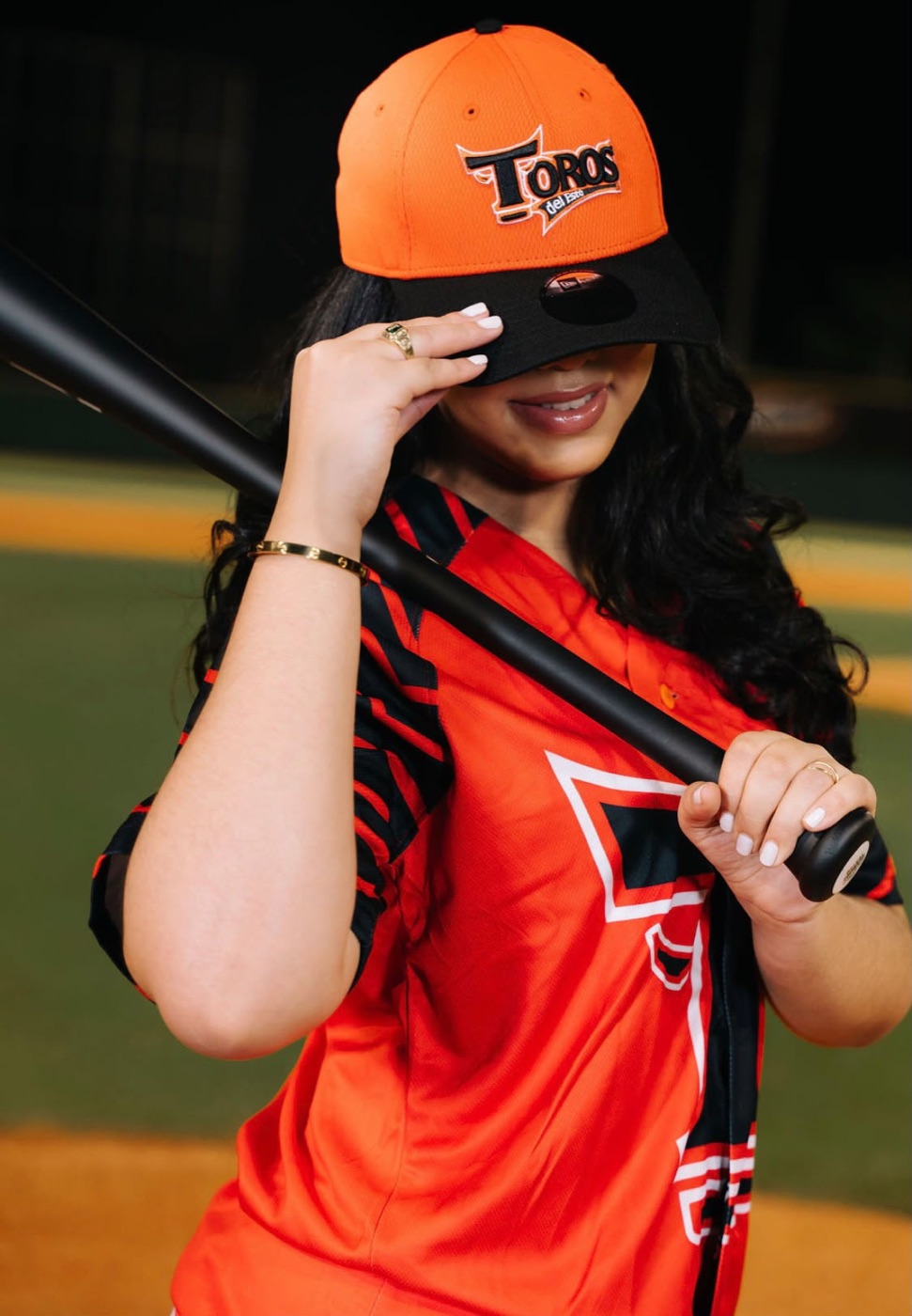 María Pión Rijo con el bate y la gorra de los Toros del Este