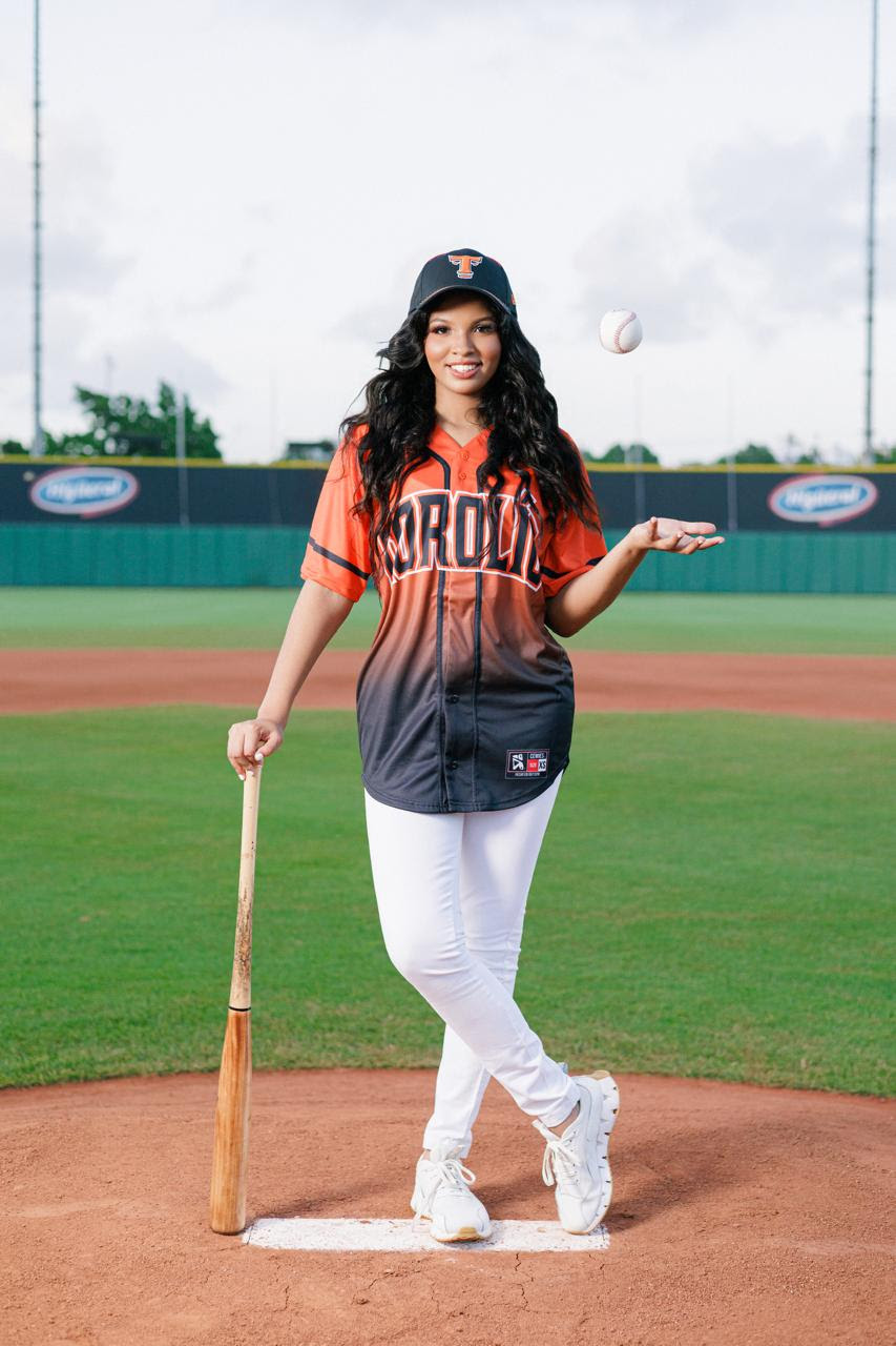 Rachel Núñez lanzando la pelota en el home del Estadio Francisco A. Micheli