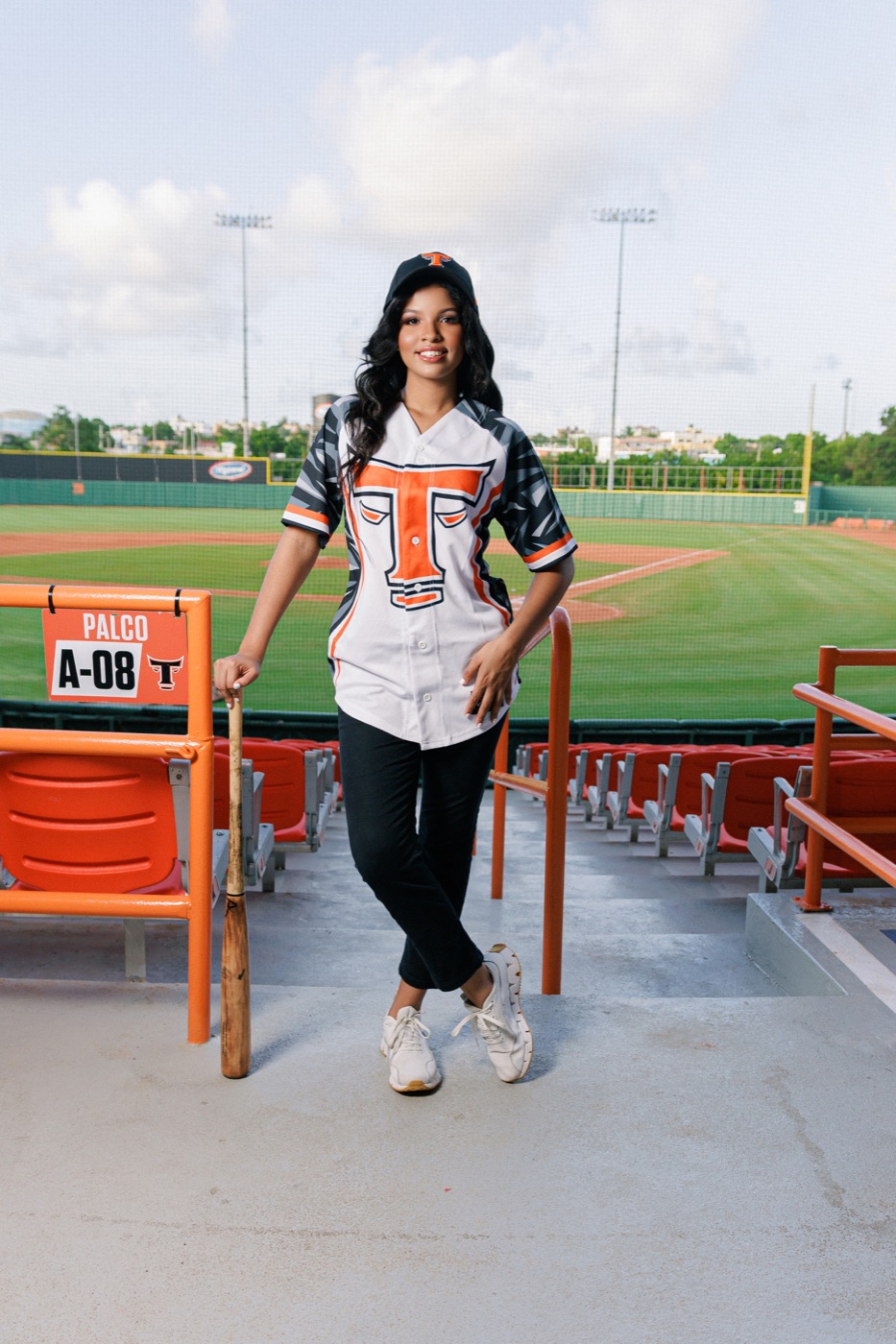 Rachel Núñez con el bate en los palcos del Estadio Francisco A. Micheli